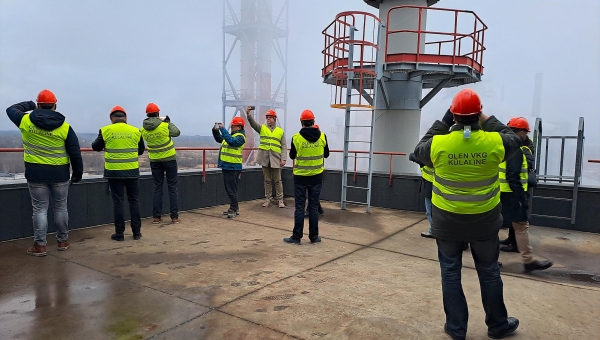 Kohustuslik vorm ettevõtte territooriumil ringi liikumiseks: OLEN VKG KÜLALINE. Fotod: LIANA ALLAS